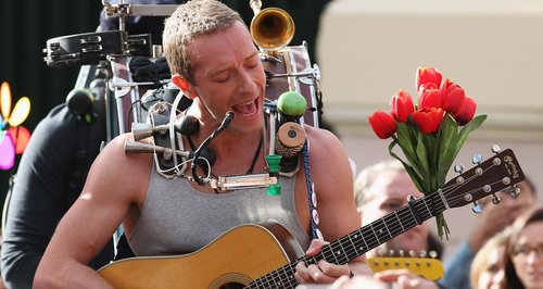 Coldplay's Chris Martin as a One Man Band